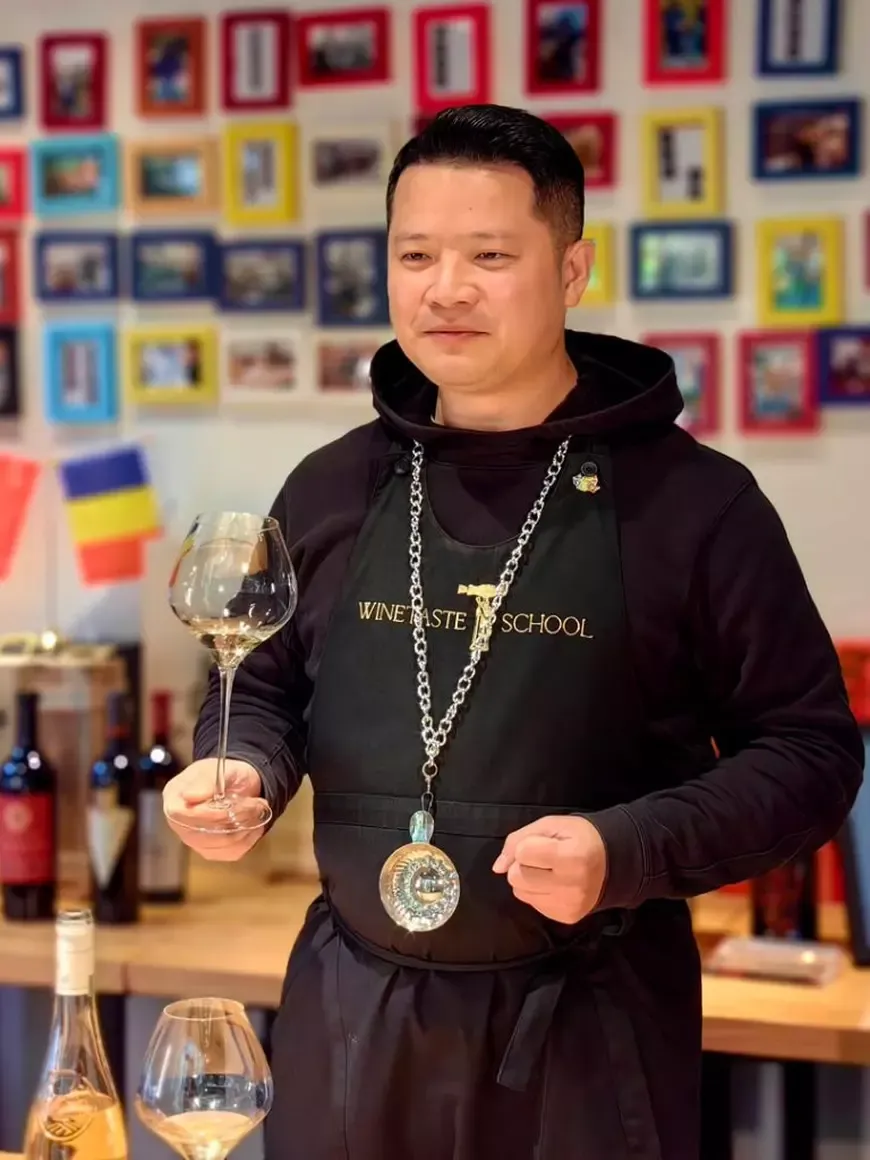 Chinezul Gelu e fascinat de țara noastră, mănâncă sarmale și se declară pe jumătate român. Lecția de patriotism a unui iubitor de România
