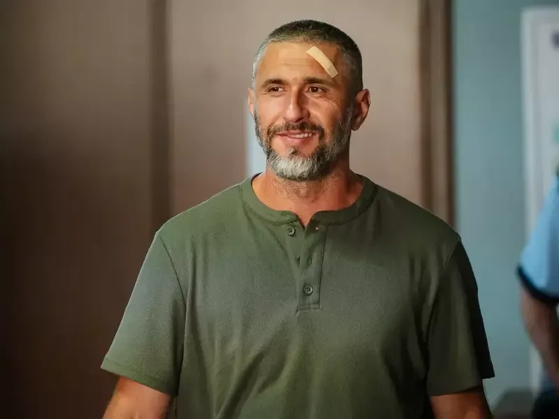 Dragoș Bucur în serialul „Băieți Buni: Pe viață”, difuzat de PRO TV și VOYO